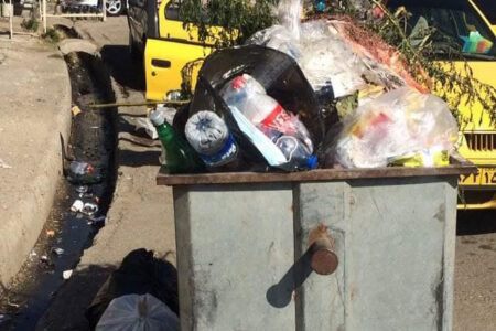 گلایه کاربران از انباشت زباله در میدان آزادی